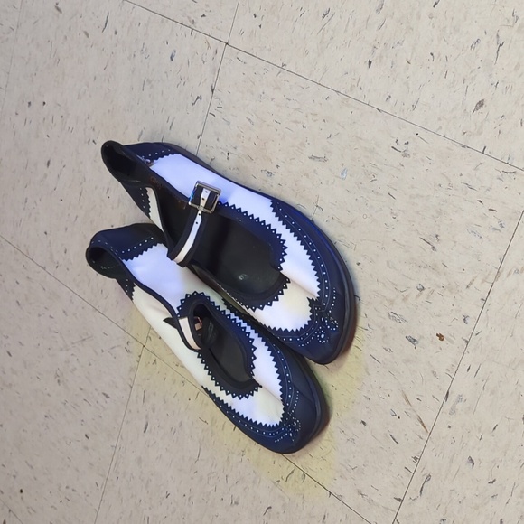 Shoes - Black and white size 11